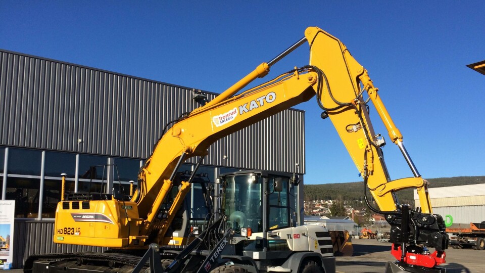 TIDLIG TIL NORGE: Terex-hjullasteren TL80 skal presenteres for verden på Intermat i Paris om en måneds tid. Men her er maskinen i Norge og på Åpen Dag hos Bulder på Solbergmoen. Her står den under bommen på 24-tonneren Kato HD823 som ble levert til Tronrud Anlegg under arrangementet utenfor Drammen.