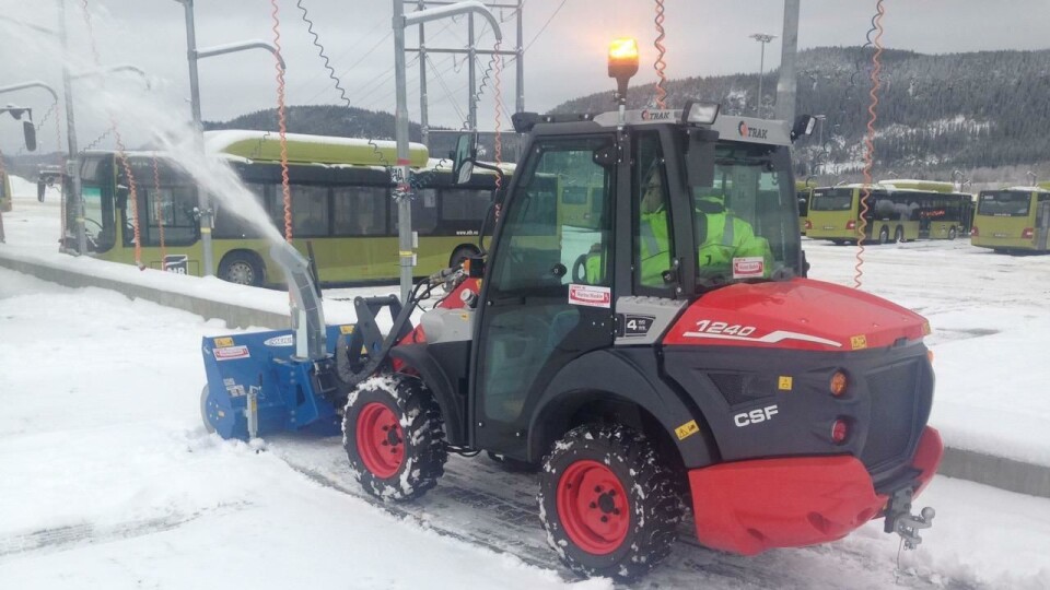 Qtrak 1240 (1,9 tonn) rydder anlegget til Tide Buss i Trondheim.