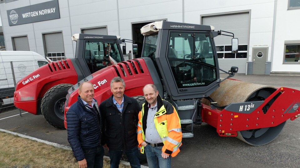 Fra overleveringen av de nye valsetogene, fra venstre Carl C. Fon, Jarle Hillestad, daglig leder i Carl C. Fon AS og Ole Morten Pettersen, Wirtgen Norway AS.