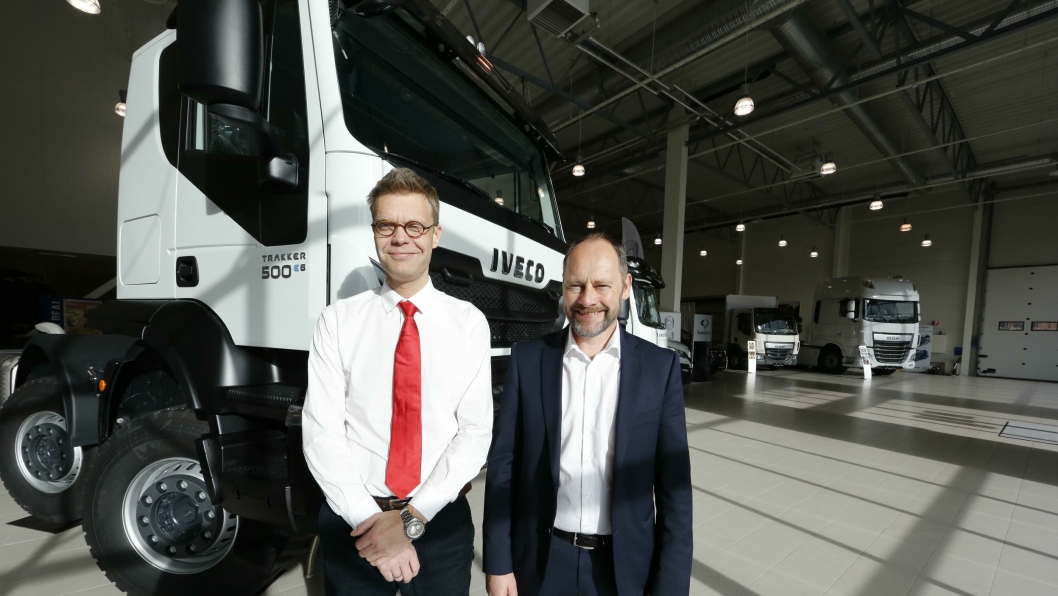 FLYTTER INN: Iveco-sjef for Norden og de baltiske landene, Lars Beck (t.v) er svært tilfreds med at Kai V. Abrahamsen og DAF-importør Autonor også skal selge Iveco i Østfold.