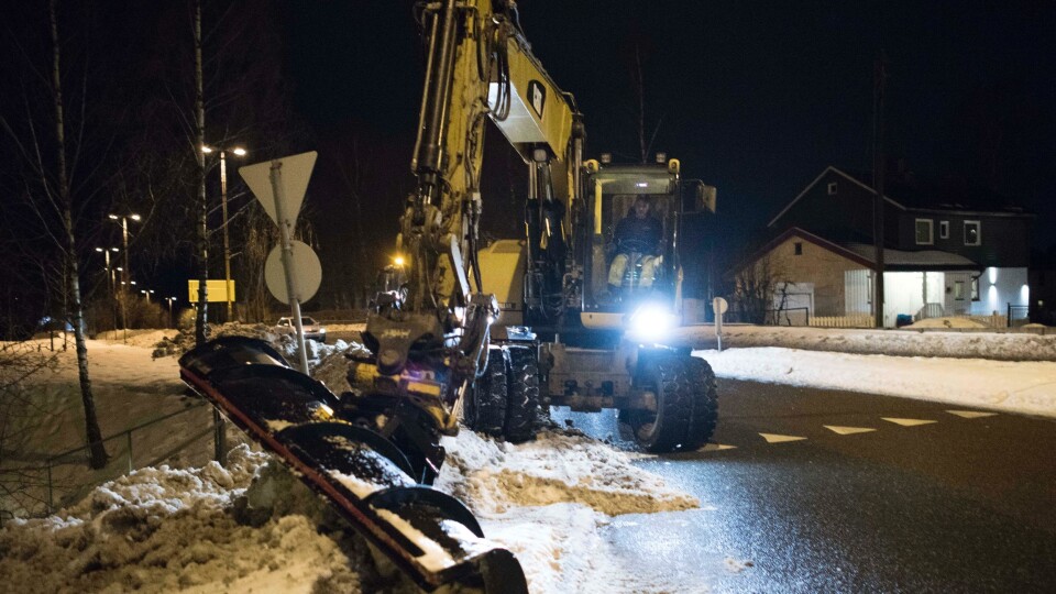 Peder Horn har stor fleksibilitet når han dytter vekk snø med sin Cat 316 hjulgraver. ALLE