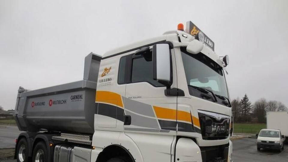 Lillebø Sand og Transport fikk i går overlevert landets første MAN TGX dumperbil med den nye D38 motoren.