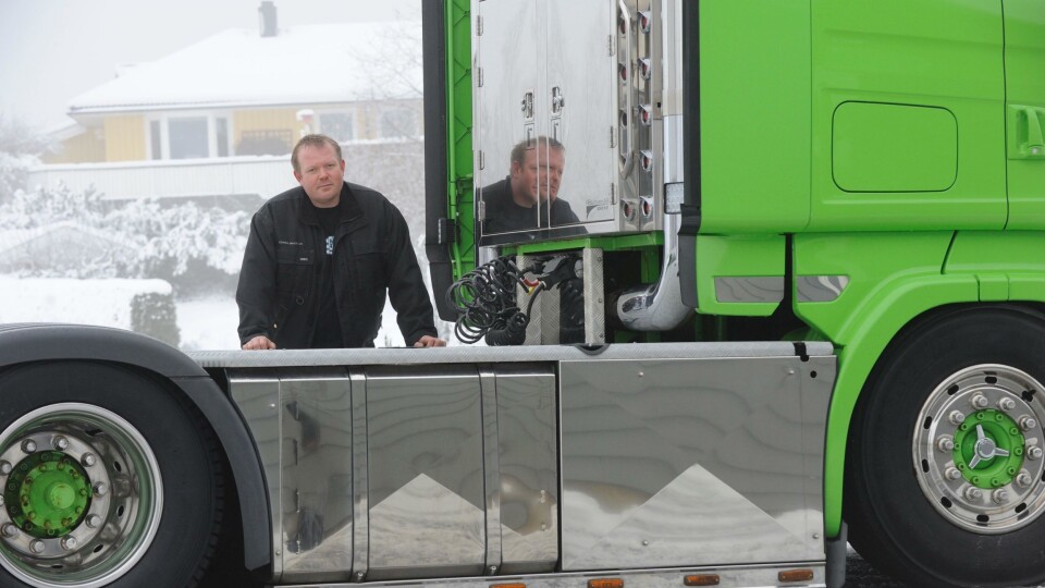 Kjell A. Sørlie er Bring-sjåfør i avdeling 20 på Kongshavn. Han kjører daglig Kongshavn - Coop i Ås. Han er bilentusiast og har gjort det meste selv på sin Scania R620. Etter fire dieseltyverier har han nå holdt drivstofftyver unna med alarmer. Alle