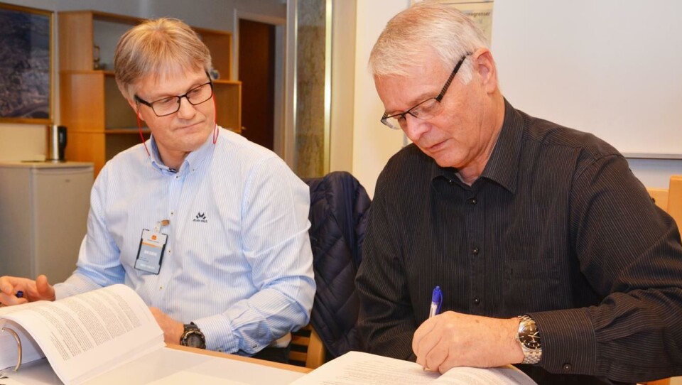 Prosjektsjef Bjørn Sivertsen (til venstre) i Skanska Norge AS og Øivind Kommedal i Statens vegvesen signerte kontrakten
