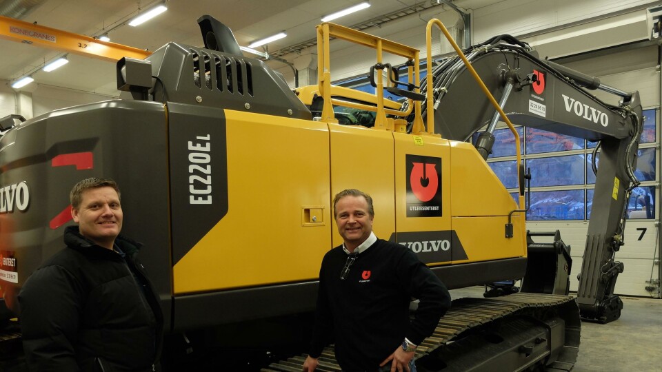 :Fra overleveringen av maskinen, daglig leder Lasse Kjøsterud (t.h.), Utleiesenteret AS og Kim Nymo, Volvo Maskin.