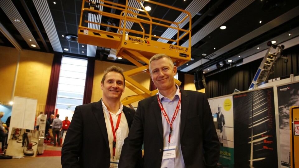 Bent E.S. Nygaard (t.v) og Erik Hauge i Grove Knutsen skal satse på Haulotte-teleskoptruckene tiden fremover. Bent E.S. Nygaard (t.v) og Erik Hauge i Grove Knutsen skal satse på Haulotte-teleskoptruckene tiden fremover.