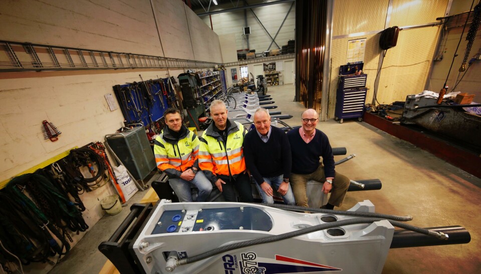 Furukawa-hammerne ligger på rekke og rad, klare til overlevering. Fra venstre: Håkon Stensland (teknisk sjef i Isachsen Maskin), Tom Wigdal (innkjøpsleder Isachsen Maskin), Tom Kollerud og Ole Andreas Aaserud (begge Ankerløkken Equipment).