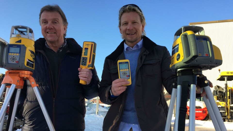Lasse Ruud (til venstre), produktansvarlig laser og administrerende direktør, Joh Einar Solhaug i Norgeodesi AS viser frem de nye Spectra Precision-laserene.