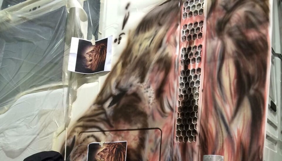 Marete Lund Bakke er torsdag i full gang med å lakkere MAN-løven på siden av en MAN TGX Lion's Editon på Norges Varemesse på Lillestrøm.