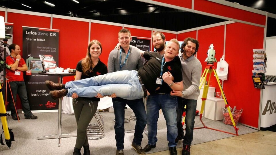 BURSDAGSBARNET: Morten Wernberg i Scanlaser ligger trygt i armene til kollegaene Helene Grannes (f.v), Vemund Kaas, Petter Skaare og Rune Gustavsen.