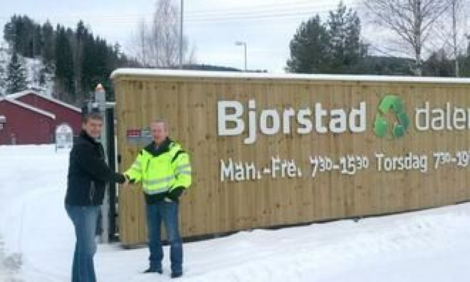 Salgsingeniør Robert Hvaal i Pon Equipment (t.v.) og daglig leder i Bjorstaddalen Avfallsanlegg, Sindre Hauen.