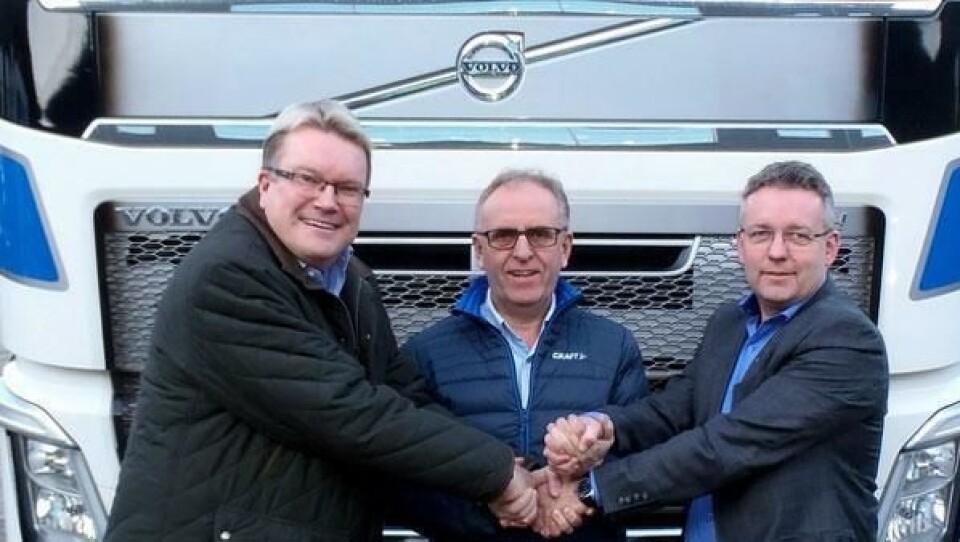 Fra venstre Per Gunnar Strømberg Rasmussen, konsernsjef i Strømberg Gruppen, Olav Stangeland og Erik Engelien, adm. direktør i Volvo Norge AS.