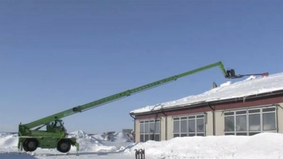 Fjerner snøen på taket med teleskoplaster