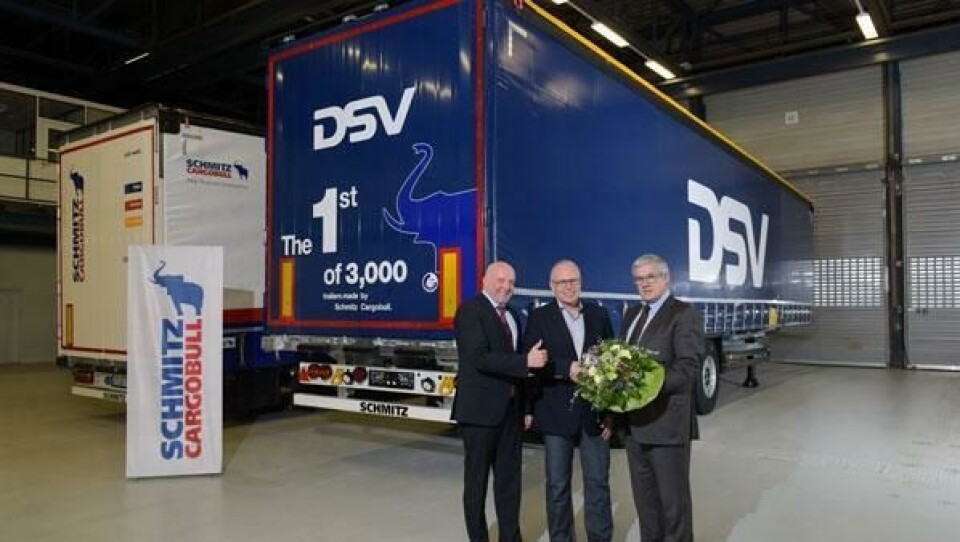 Søren Lund, direktør for anskaffelser hos danske DSV Road Holding NV, mottar den første av 3000 semitrailere fra styremedlem Ulrich Schöpker og internasjonal Key Account-sjef Josef Warmeling i Schmitz Cargobull AG.