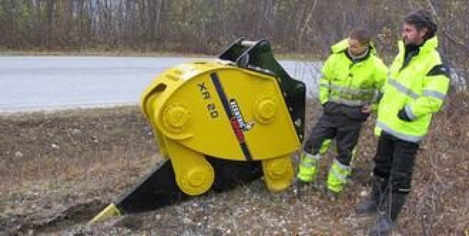 Entreprenør Kent Hansen (t.v.) og Hesselberg-selger Thore Sve-Larsen studerer KVX Xcentric-ripperen som nå benyttes på en Komatsu-graver.