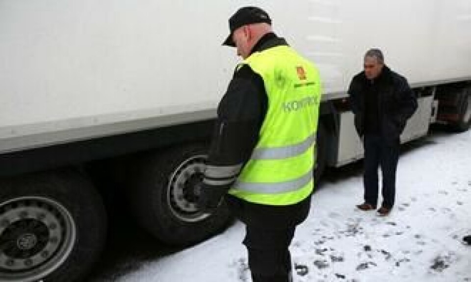 Her har inspektør Bjørn Uno Rogneby i Statens vegvesen nettopp utfordret den portugisiske sjåføren å vise merker på dekkene som viser at de er godkjent for bruk på vinterføre. På grunn av språkproblemer gjorde ikke sjåføren noe.