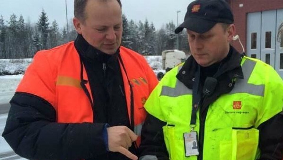 Ketil Solvik Olsen fikk torsdag demonstrert bruken av nye VaDIS på Taralrud kontrollstasjon.
