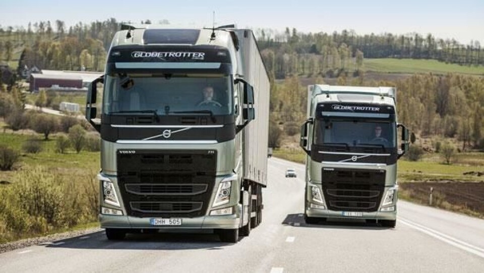 To identiske Volvo – en med ordinær I-Shift og en med I-Shift Dual Clutch opp en bakke hvor sistnevnte girer uten krafttap og dermed mister mindre hastighet.