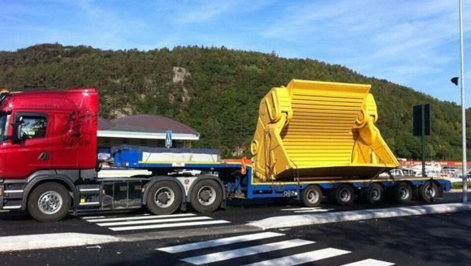 Transporten med den 40 tonn tunge skuffa knipset ved passering Egersund.