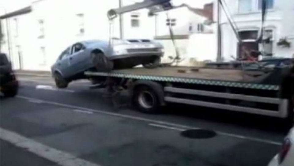 Hopper ned fra bergingsbilen - med bilen