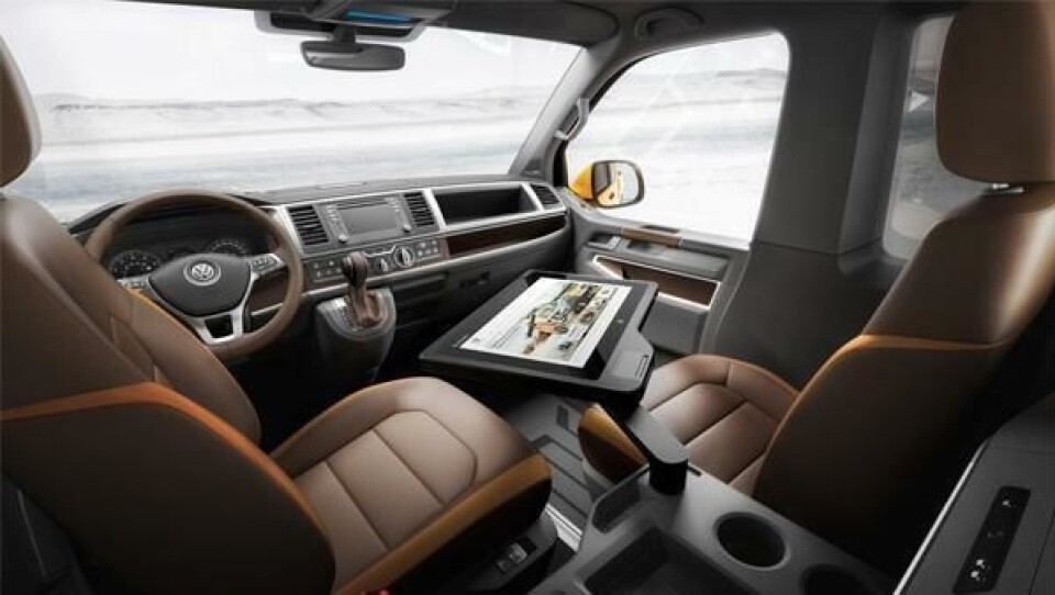 Svingbare stoler, stort nettbrett og espressomaskin gjør at førerhuset kan brukes til mer enn å ratte.