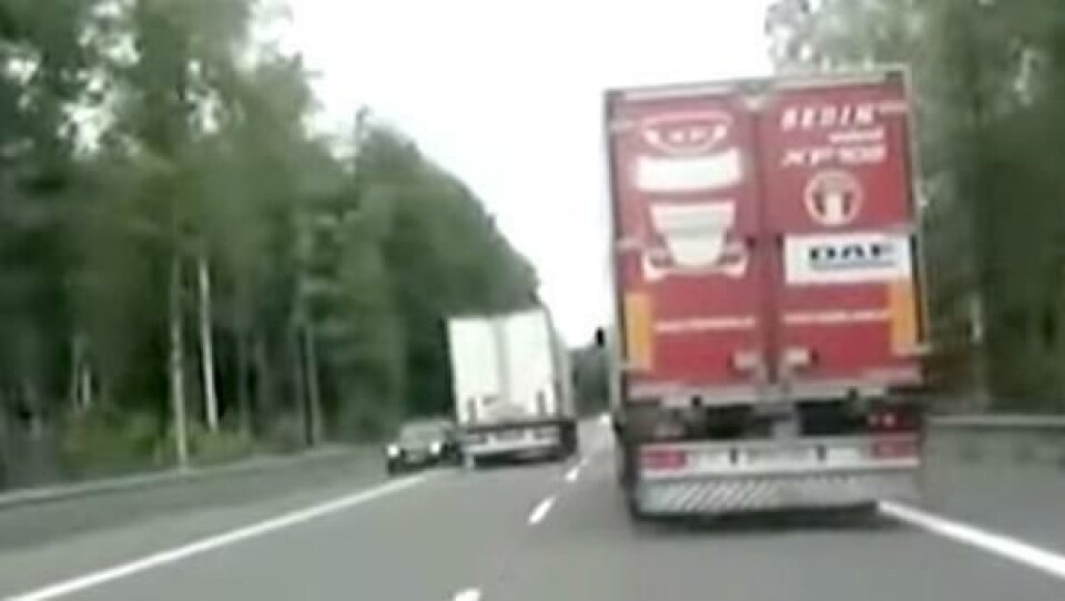 Litauisk forbikjøring - motgående trafikk må ut av veien