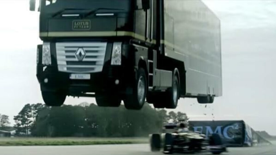 Vogntog hopper over Formel 1-bil