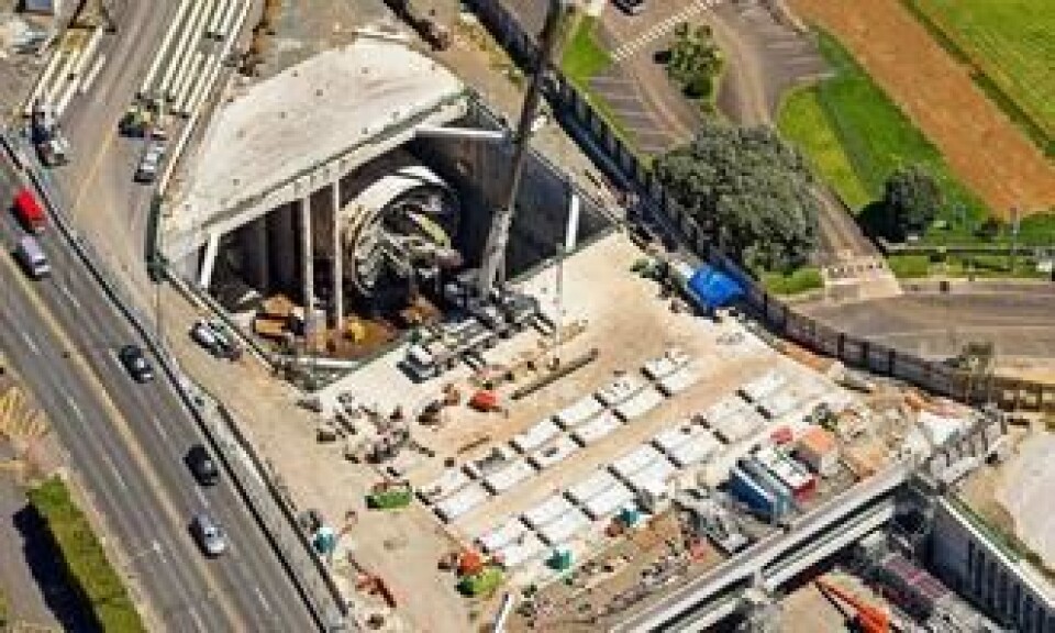 Tunnelutløpet ligger like ved motorveien som senere skal knyttes til tunnelen. Derfor måtte TBM-en snus på et lite område på bare 25x39 meter. Tunnelutløpet ligger like ved motorveien som senere skal knyttes til tunnelen. Derfor måtte TBM-en snus på et lite område på bare 25x39 meter.