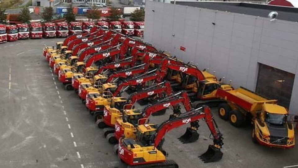 Dette var en av årets store overleveringer av maskiner, da Risa fikk levert 19 gravemaskiner og en dumper fra Volvo. Dette var en av årets store overleveringer av maskiner, da Risa fikk levert 19 gravemaskiner og en dumper fra Volvo.