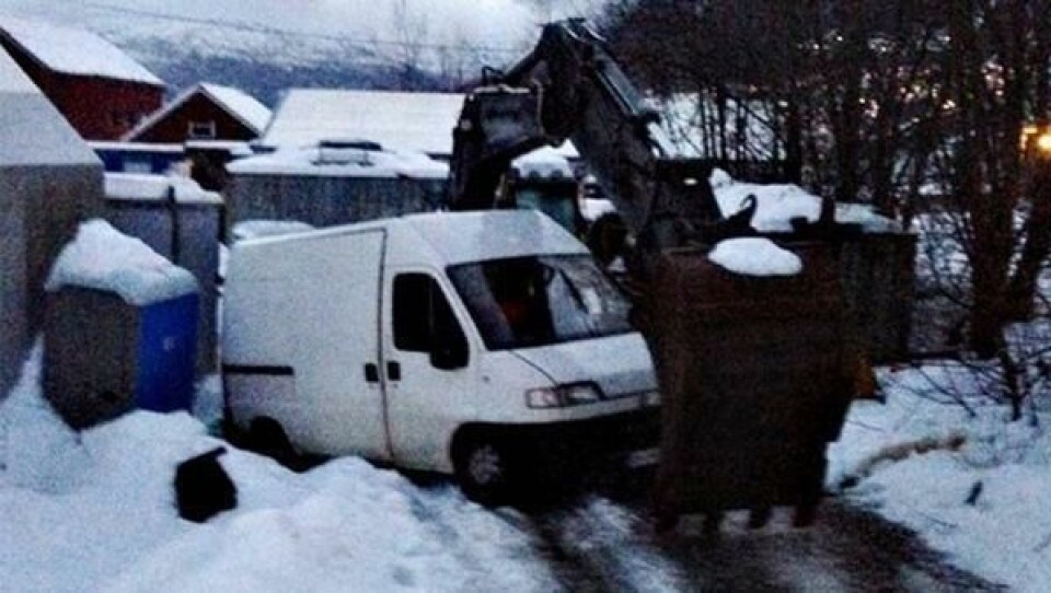 Det var først to personer i varebilen, men i løpet av kvelden er ytterligere tre kommet til.