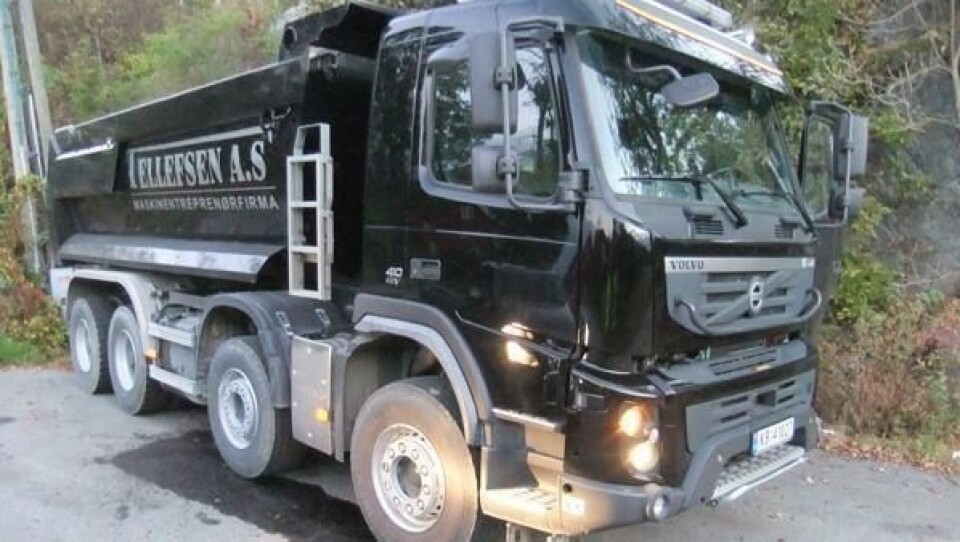 Et dessverre altfor vanlig syn hos Tellefsen AS. En lastebil, en Volvo FMX i dette tilfellet, som har fått dieseltanken brutt opp og tappet.
