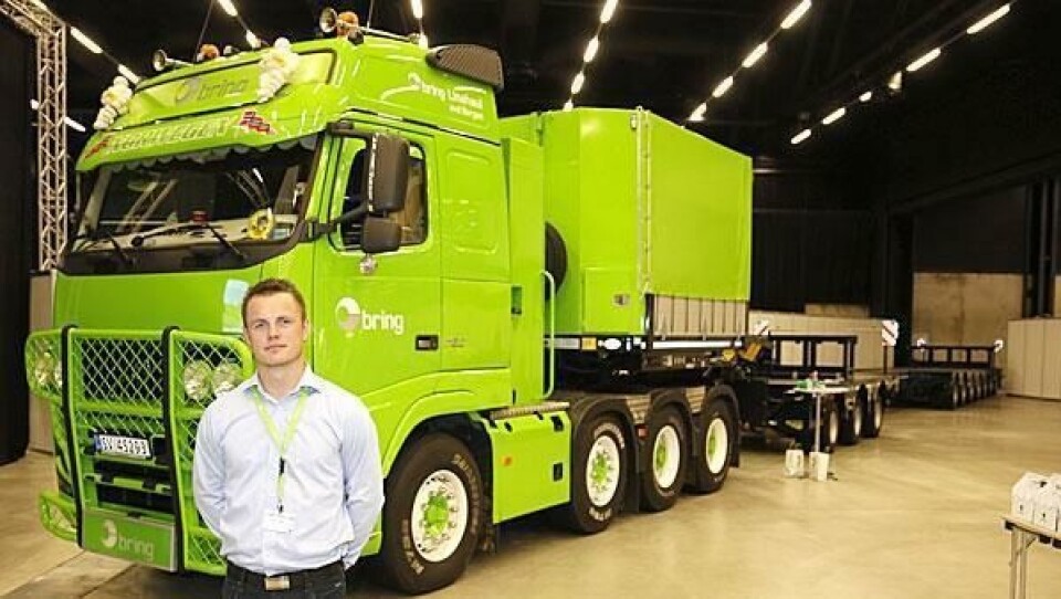 Sjåfør Arild Røysen er alene om å kjøre Bring Linehauls lange Volvo FH16-750 med Broshuis Sl-Trialer 3-7.