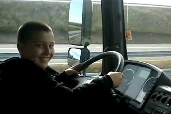 Sjokkfilm: Barn kjører lastebil på motorvei