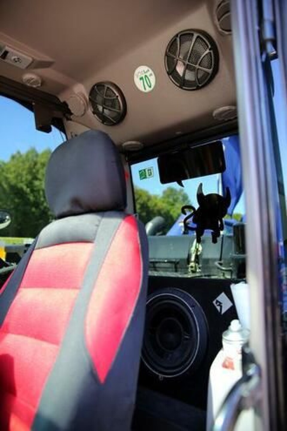 Røskeland er glad i lyd. Med full guffe på stereoanlegget rister det godt i korsryggen.