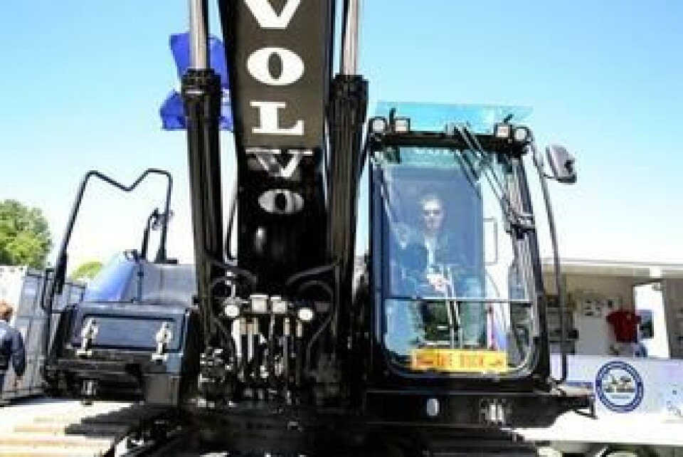 Raymond Røskeland passer godt på maskinen sin. Kallenavnet «The Duck» har han alltid hatt siden han som 16-åring begynte å kjøre maskin.