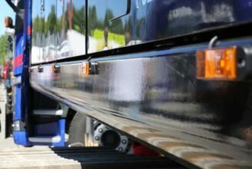 Fem markeringslys er montert langs hver langside av maskinen.