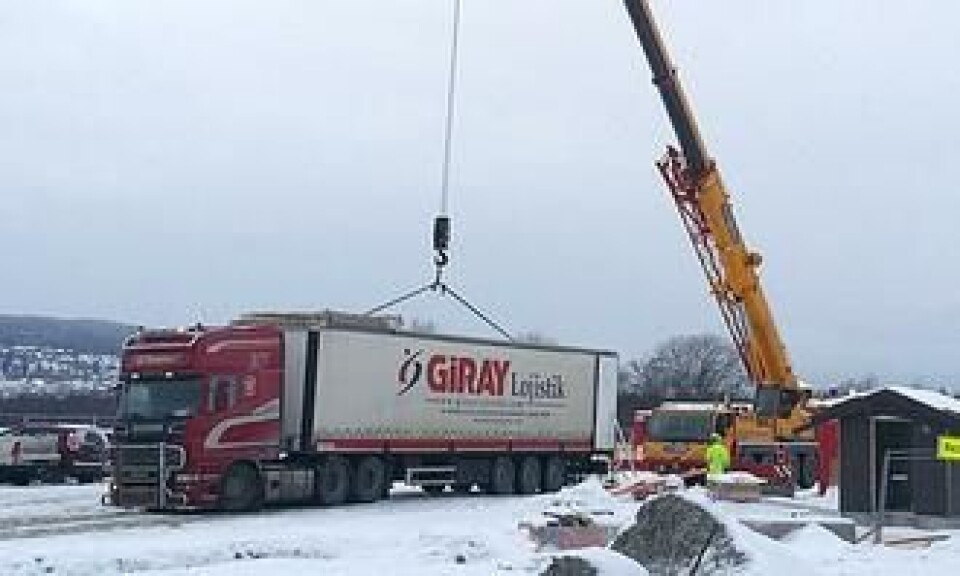 Stål & Spesialtransport kjørte semitrailerne fra Taraldrud til Lillestrøm slik at lasten i alle fall kom fram.