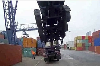 Vogntog blir med containeren opp