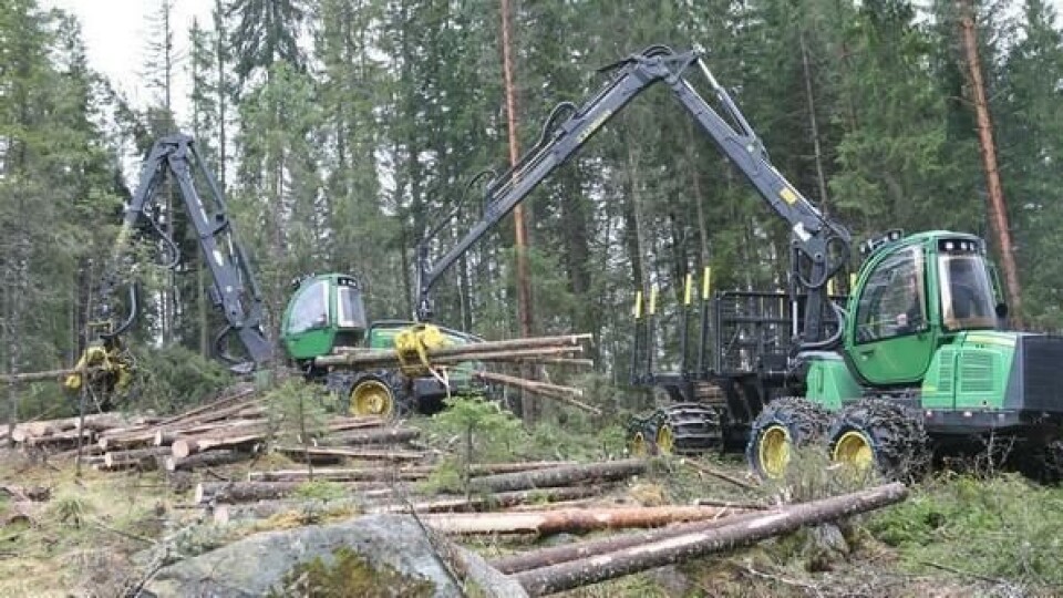 Hogstmaskinen 1170E (øverst) og lassbæreren 1210E i aksjon i Jondalen utenfor Kongsberg.