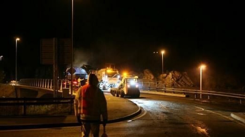 Maskiner, biler, sprerringer og folk til å dirigere trafikken må til hver natt silk at jobben kan utføres