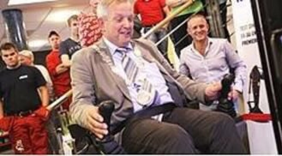 Ordfører Skrettingland tester simulatoren, med Bjørn Risa som tilskuer.