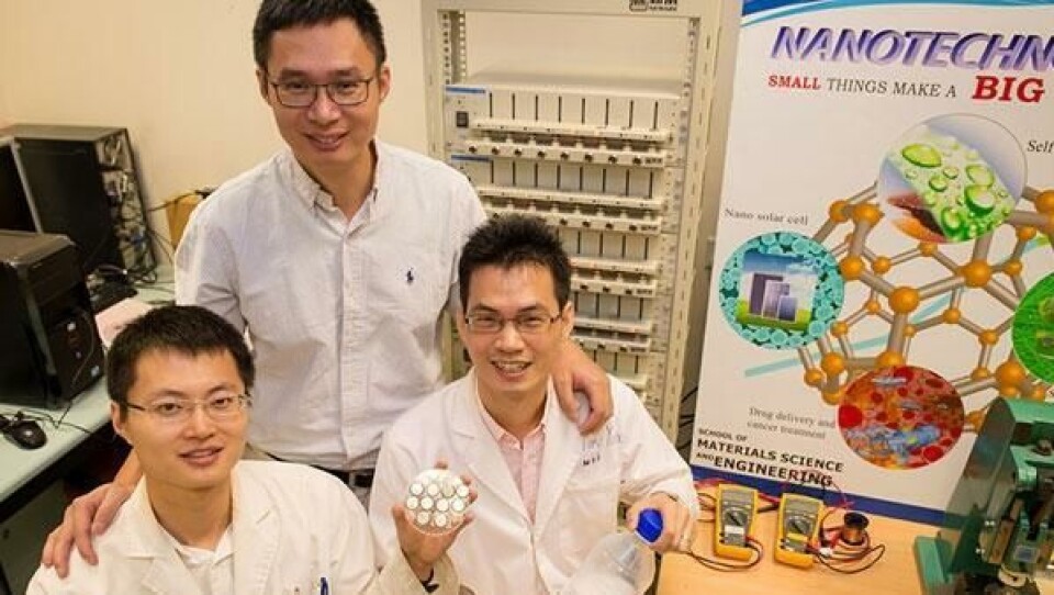 Professor Chen Xiaodong ved Nanyang Technology University (bak) sammen med sine assistenter Tang Yuxin og Deng Jiyang.