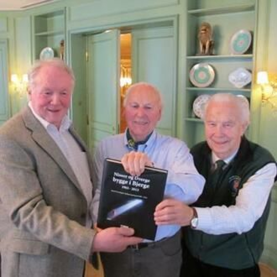 Bokkomiteen presenterte sitt 50-årsprodukt, Nisser og Dverge bygge i Bjerge, på Continental Hotell tirsdag 5. februar. Fra v. Per Bollingmo, Aslak Ravlo og Kaare Flaate.