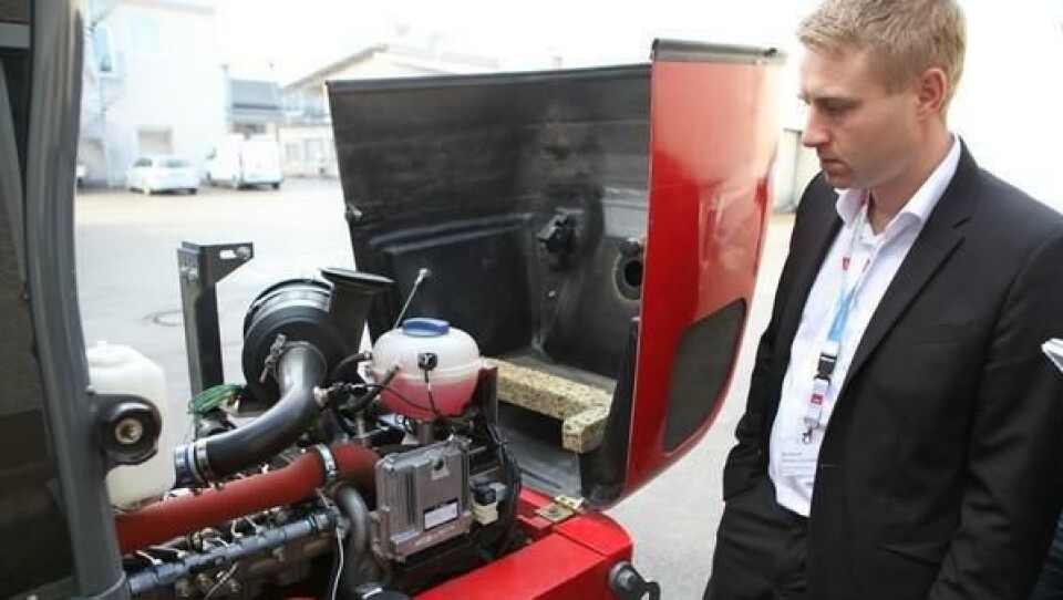 Hatz har kjøpt en rekke anleggsmaskiner, som denne hjullasteren fra Weidemann, og erstattet eksisterende motor med sin egen, nye 4H50TIC. Her studerer markedsdirektør Ulrich Weh resultatet.