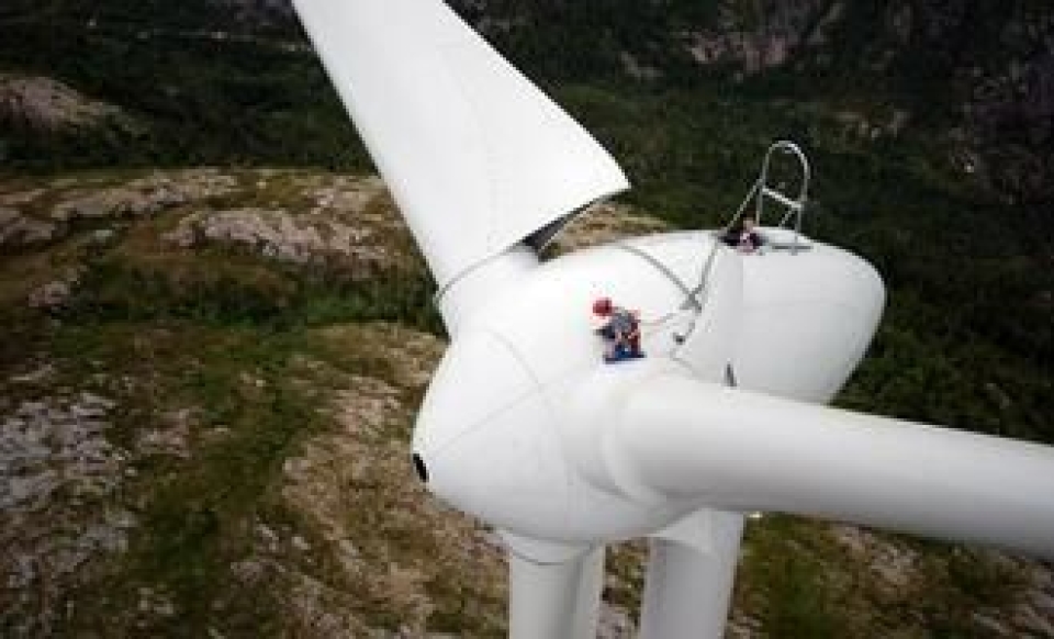 Den nyere tids kraftutbygging. Det er luftig ved montasjen på Bessakerfjellet.