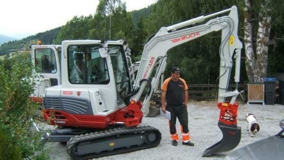 Entreprenør Hans Myren fra Ringebu med nymaskinen. De fleste jobbene er for Relacom.