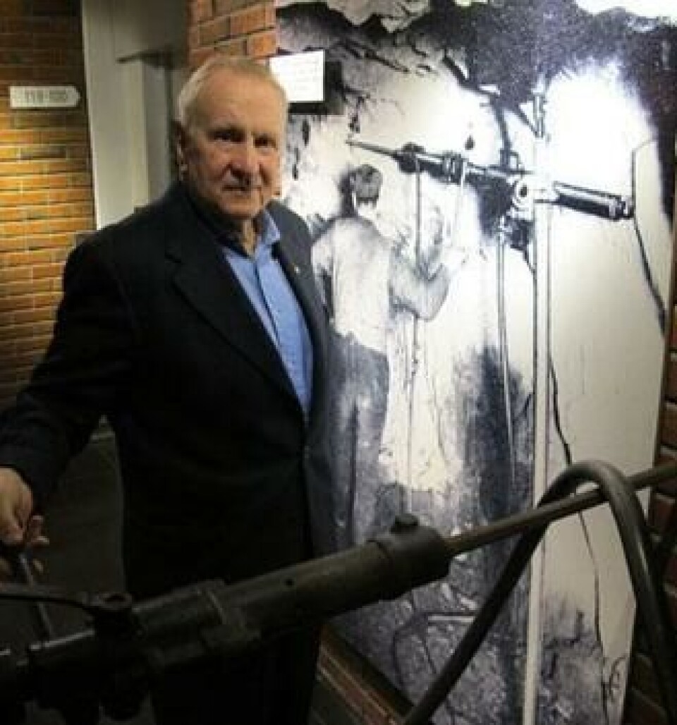 Pensjonisten Kjeld Gustavsen var initiativtageren til etablering av den Lille Fjellsprengningskonferansen. Et av yndlingsproduktene hans i Atlas Copco-huset er en gammel Atlas Cyclop 50 fra 1907. Det ble anskaffet fra Borlänge Gruvemuseum, og Cylop står for 'enøyet uhyre'.