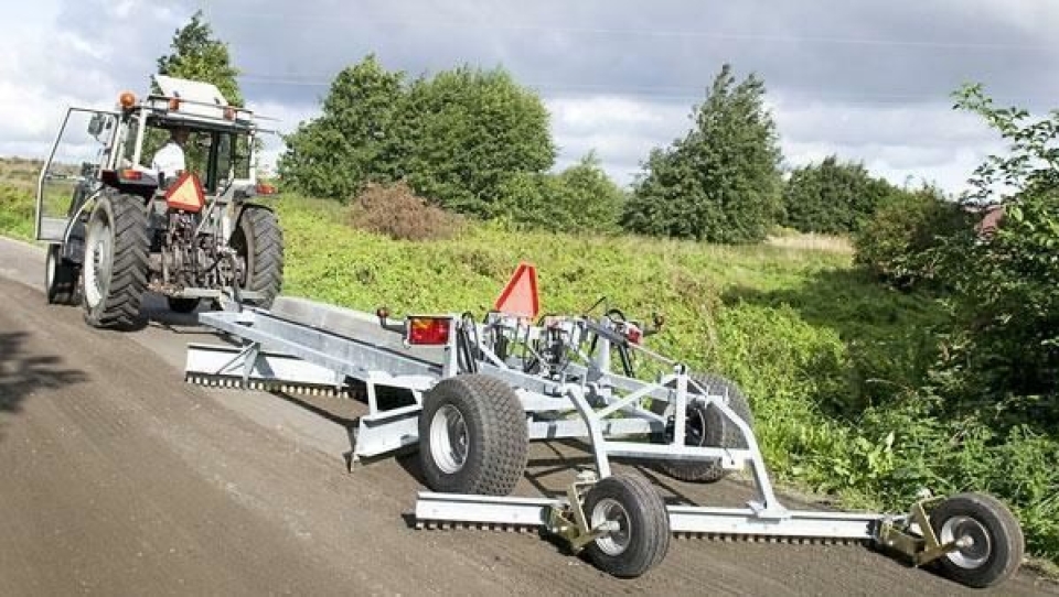 Ysta veiskrape i bruk i kombinasjon med traktor.