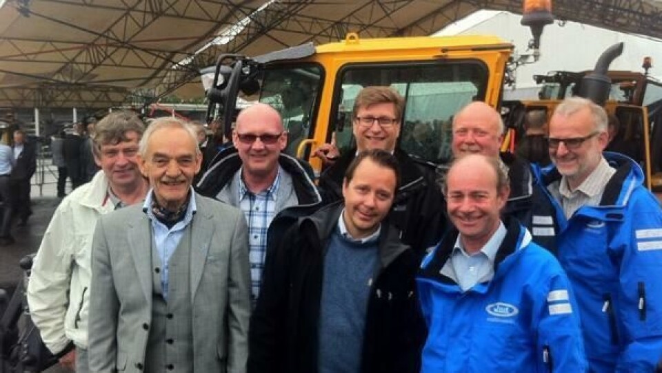 God stemning på Wille-fabrikken. Bak fra venstre: Erling Trønsdal (Servicesentralen Kattem Ust SA), Vidar Engebretsen (Lørenskog kommune), Asko Sairainen (eksportsjef Wille), Jan Hestbråten (salgssjef Multimaskin) og Per Gunnar Hoel (delelager Multimaskin). Foran fra venstre: Jan Runo Lunderby (tidligere eier Multimaskin), Lasse Aalberg (Eik Senteret) og Ole Kristian Svads (eier Multimaskin).