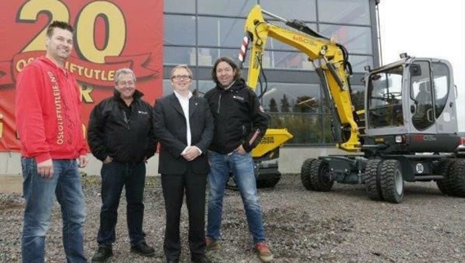 Fra venstre: David Lindberg, daglig leder i Oslo Liftutleie AS, Ville Viita, salgsdirektør i Wacker Neuson Skandinavia, Johnny Valentinsen, ansvarlig for lette maskiner i Wacker Neuson AS og Jan Gunnar Halstvedt, produktsjef anleggsmaskiner i Wacker Neuson AS.